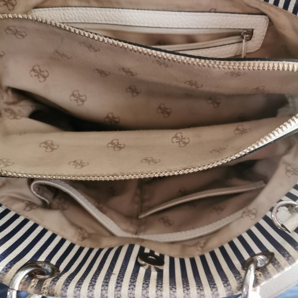 Guess purse - Picture 3 of 6
